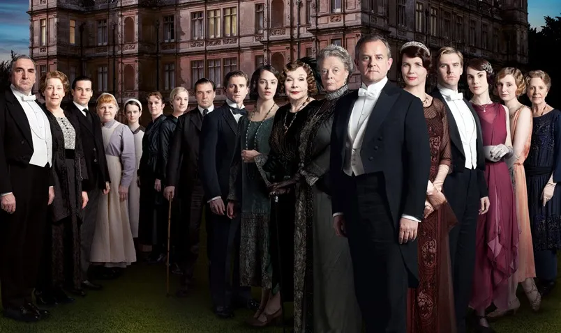 El reparto de Downton Abbey posando frente a la mansión