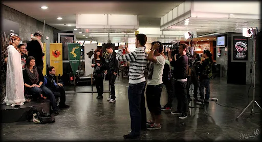 Fans disfrazados en el vestíbulo del cine en el estreno de Juego de Tronos