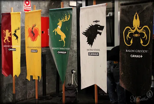 Estandartes de las casas Lannister, Baratheon, Tyrell, Stark y Greyjoy en el estreno de Juego de Tronos