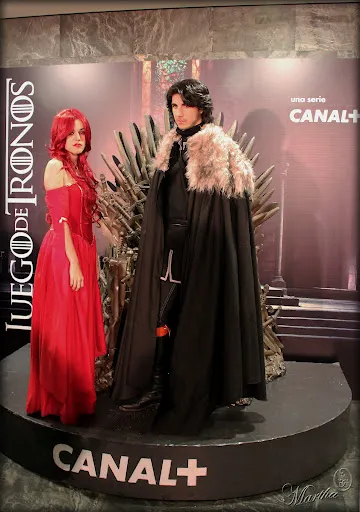 Dos fans disfrazados de Melisandre y Jon Nieve junto al Trono de Hierro