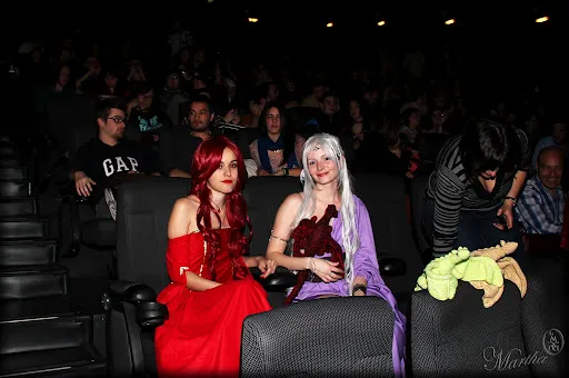 Fans disfrazadas sentadas en la sala del cine en el estreno de Juego de Tronos