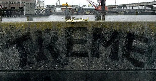 La palabra «Treme» escrita en un muro de hormigón junto al puerto de Nueva Orleans