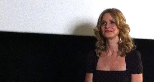Kyra Sedgwick sonriendo en el encuentro de Calle 13
