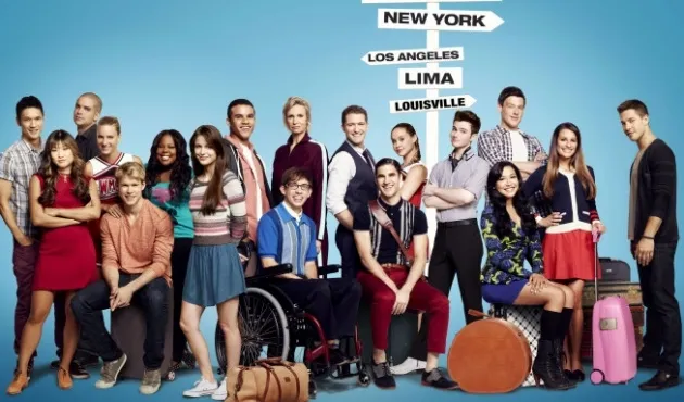 El reparto de la cuarta temporada de Glee posando con maletas y señales de Nueva York, Los Ángeles y Lima