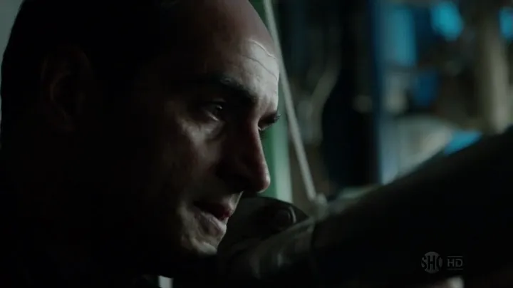 Primer plano de Abu Nazir en la penumbra en Homeland