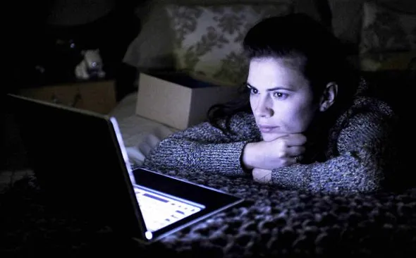 Martha frente a un portátil a oscuras en Black Mirror