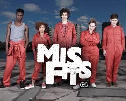 El reparto de Misfits con monos naranjas