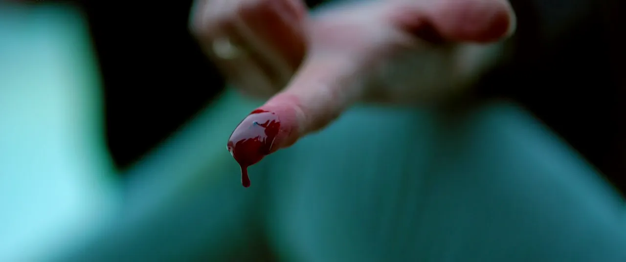 Un dedo con sangre en primer plano en Utopia