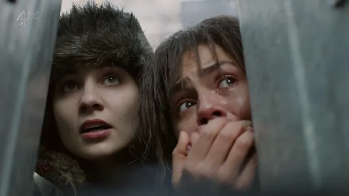Dos chicas aterrorizadas tapándose la boca en Black Mirror