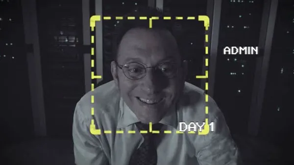 Harold Finch frente a una cámara con la interfaz de la Máquina marcándolo como «Admin» en Person of Interest