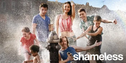 El reparto de Shameless jugando con el agua de una boca de incendios
