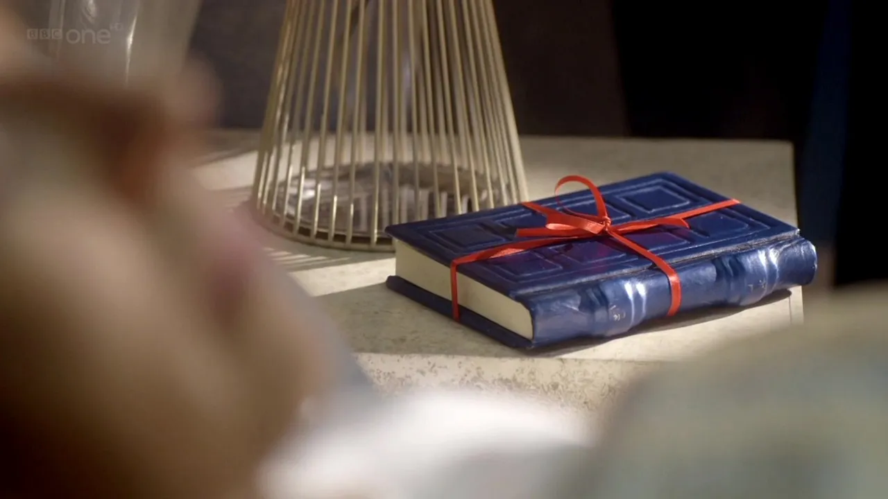 Un libro azul atado con un lazo rojo, el diario de River Song en Doctor Who