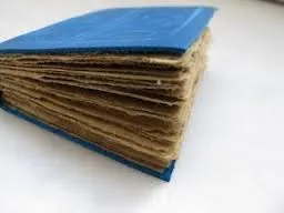 Un cuaderno azul viejo de hojas amarillentas