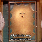 Lady Cassandra, una piel estirada en un marco, con el subtítulo «Moisturise me, moisturise me!» en Doctor Who