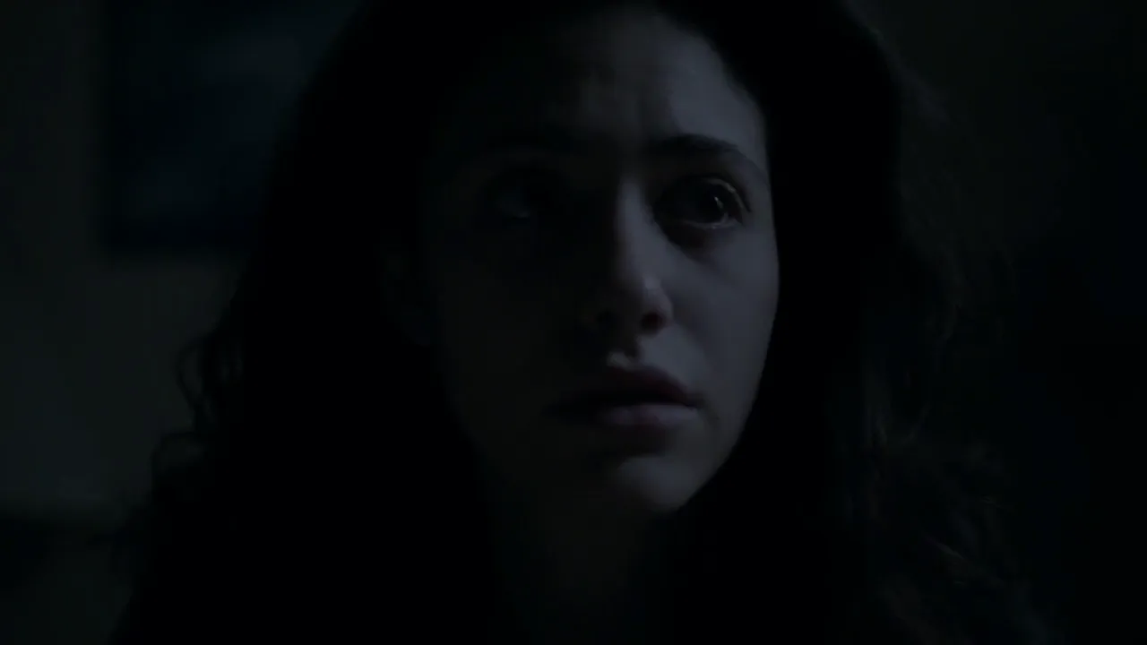 Fiona Gallagher en la penumbra en Shameless