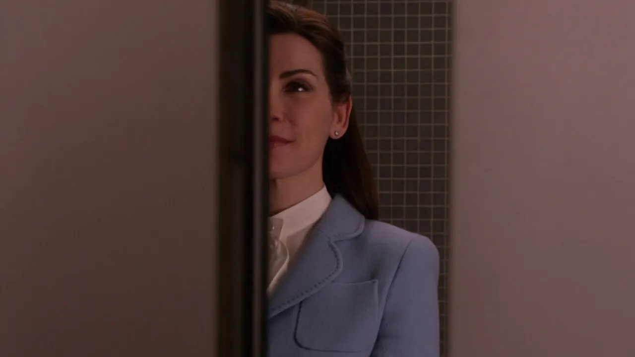 Alicia Florrick asomándose por la puerta de un ascensor en The Good Wife