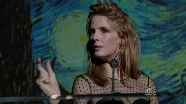 Una mujer hablando frente a La noche estrellada de Van Gogh en Black Box