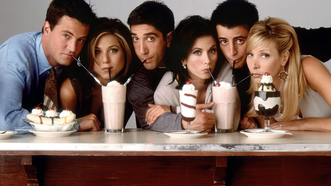Los seis protagonistas de Friends tomando batidos en la barra de una cafetería