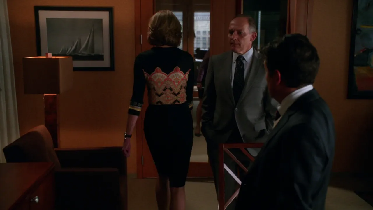 Diane Lockhart se aleja de espaldas mientras Lee y Canning hablan en un despacho en The Good Wife