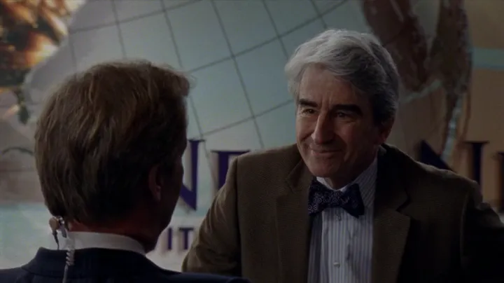 Charlie Skinner sonriendo con pajarita en The Newsroom