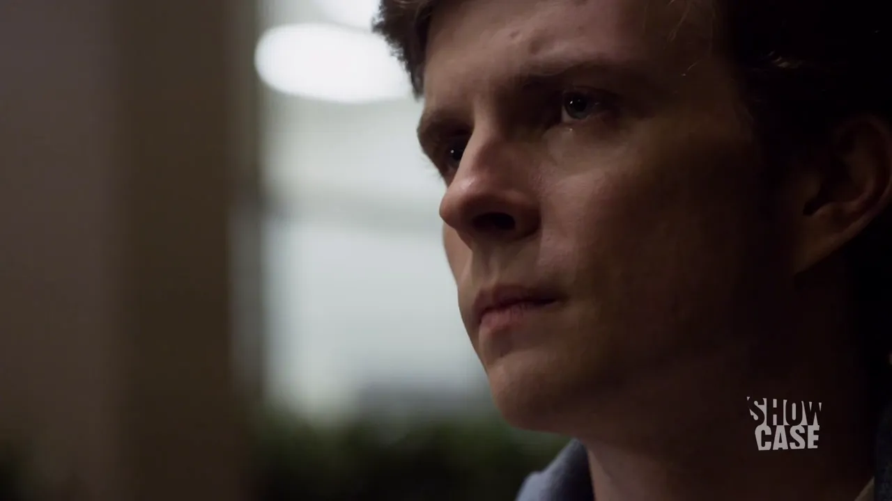 Primer plano de un hombre serio en Continuum