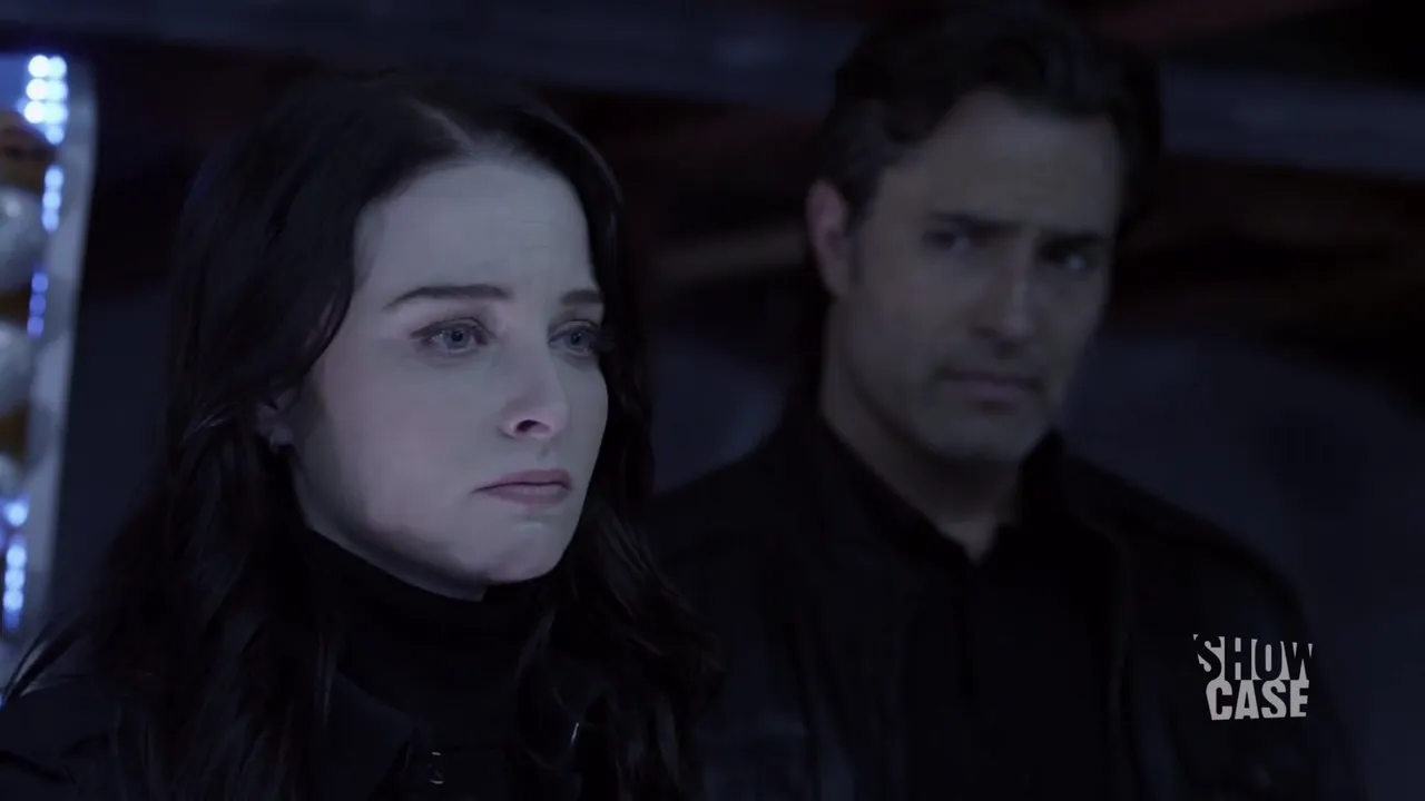 Kiera Cameron y otro hombre en Continuum