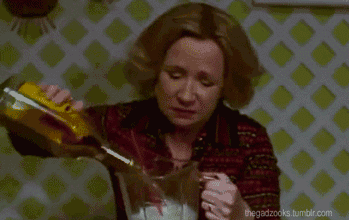 Kitty Forman llorando mientras se sirve una copa en That ’70s Show