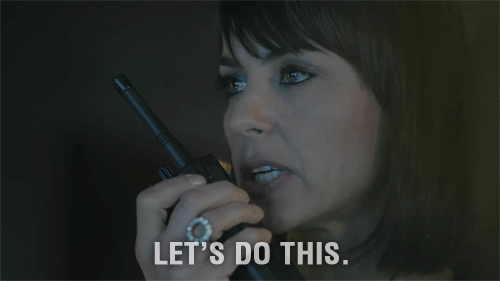 Alex Vause hablando por un walkie con el subtítulo «Let’s do this» en Orange is the New Black