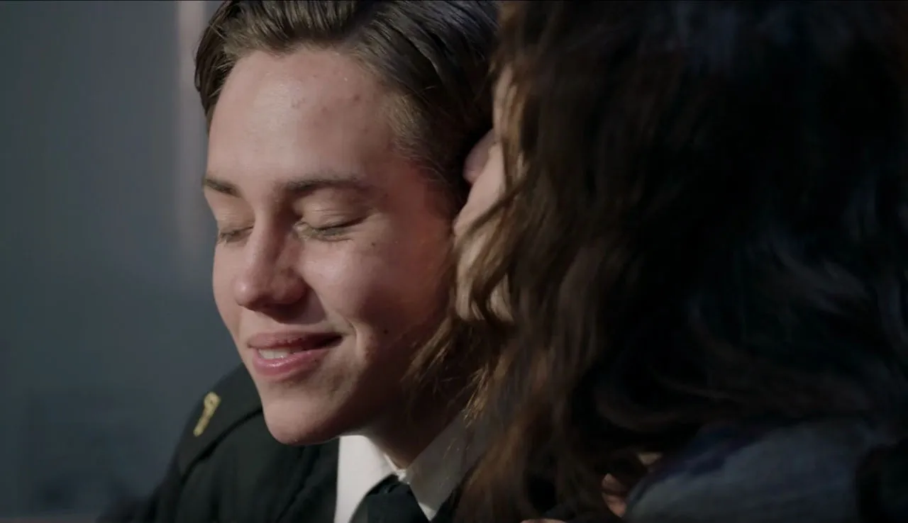 Ian Gallagher sonriendo con los ojos cerrados junto a una mujer en Shameless