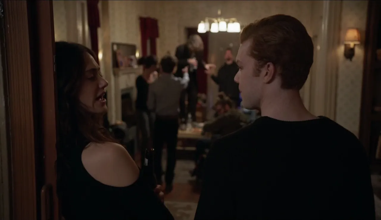 Fiona y Ian Gallagher en una fiesta en casa en Shameless
