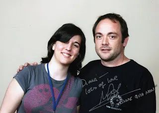 Dids posando con Mark Sheppard en una foto dedicada