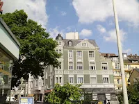 Edificio de viviendas en una calle arbolada de Bonn