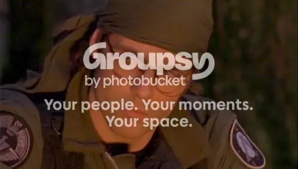 Un soldado de Stargate SG-1 tapado por el aviso de Photobucket