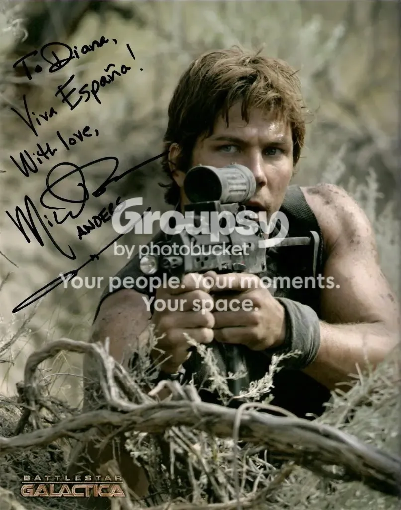 Foto de Michael Trucco firmada con el aviso de Photobucket superpuesto
