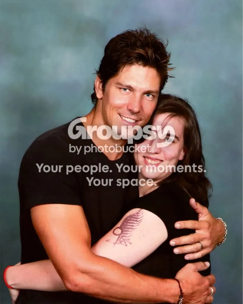 Dids posando con Michael Trucco con el aviso de Photobucket superpuesto