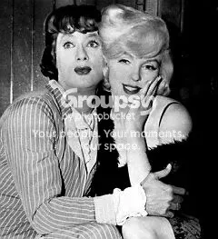 Tony Curtis disfrazado de mujer y Marilyn Monroe en Con faldas y a lo loco, con el aviso de Photobucket superpuesto