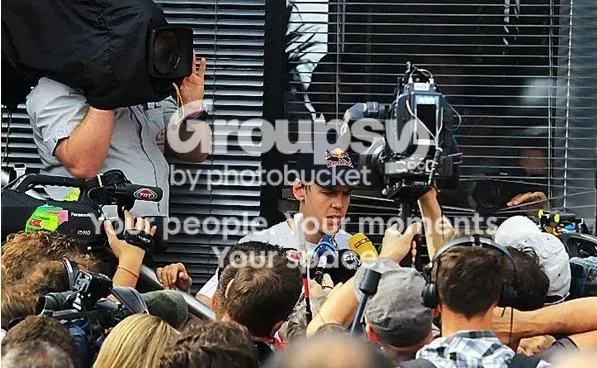 Fotógrafos rodeando a un piloto de F1 con el aviso de Photobucket superpuesto