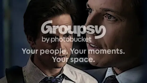 Dos hombres en una escena de V tapada por el aviso de Photobucket